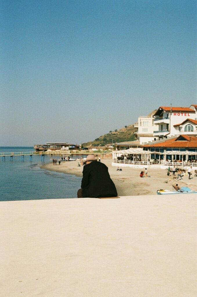 Durres beach met oude man op bankje bij een boulevard